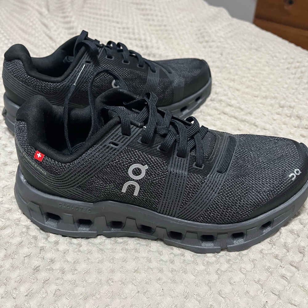 On Running Women's Sneakers - Black and Gray